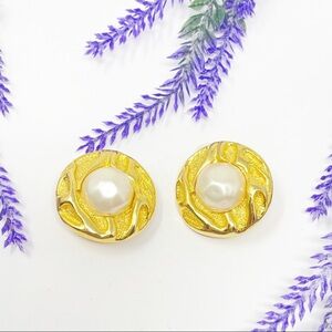 Vintage 80s Ripple Brushed Gold Faux Pearl Cabochon Disc Clip On Earrings